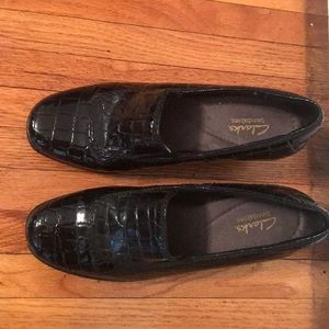 Clark’s bendables patent leather shoes